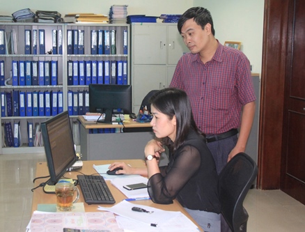 Cán bộ Cục Thuế Yên Bái tập trung rà soát lại tất cả các nguồn thu, từ đó thu đúng, thu đủ vào ngân sách nhà nước. Ảnh: Nguyễn Tuấn