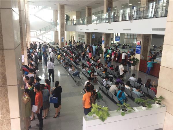 Giao dịch tại Cục Thuế TP.HCM. Ảnh: Nguyễn Huế