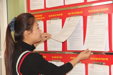 Tìm hiểu chính sách thuế mới tại Chi cục Thuế huyện Mộc Châu (Sơn La). Ảnh: NM.
