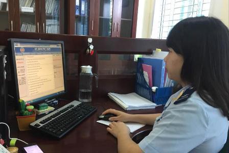 Cán bộ hải quan rà soát thông tin hoạt động của DN để phục vụ công tác chống thất thu ngân sách. Ảnh: Hải Anh