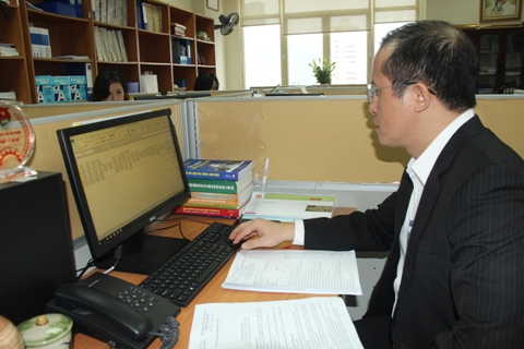Rà soát việc thực hiện nghĩa vụ thuế của doanh nghiệp trên dữ liệu của Cục Thuế TP.Hà Nội. Ảnh: NM.