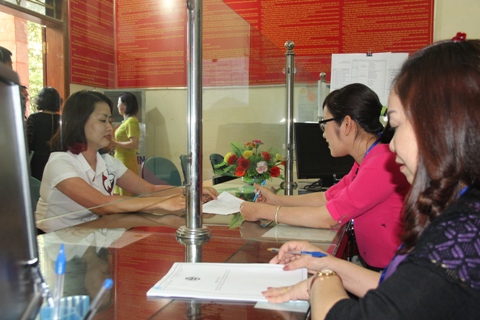 Tiếp nhận hồ sơ khai thuế tại Cục Thuế tỉnh Điện Biên. Ảnh: NM.