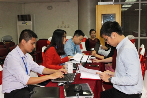 Cán bộ Cục Thuế TP.Hà Nội hướng dẫn thủ tục quyết toán thuế cho người nộp thuế. Ảnh: NM.