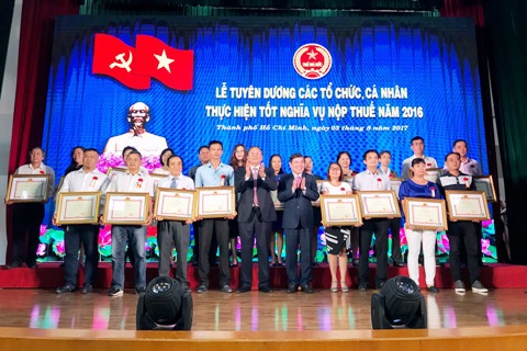 Lãnh đạo Tổng cục Thuế và lãnh đạo chính quyền TP. Hồ Chí Minh tuyên dương người nộp thuế tốt. Ảnh Đ.Doãn