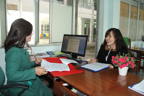 Hỗ trợ người nộp thuế làm thủ tục khai thuế tại Phòng Tuyên truyền Hỗ trợ người nộp thuế, Cục Thuế tỉnh Gia Lai. Ảnh: NM.