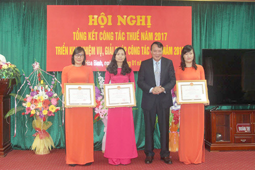 Tại hội nghị ngày 4/1/2018, Cục trưởng Bùi Anh Tấn trao danh hiệu Chiến sỹ thi đua ngành Tài chính cho các cá nhân có thành tích xuất sắc. Ảnh: V.Q