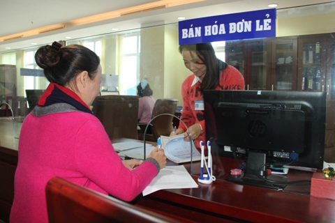 Bán hóa đơn lẻ cho người nộp thuế tại Chi cục Thuế TP.Buôn Ma Thuột (Đắk Lắk). Ảnh: NM.