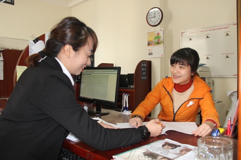 Làm thủ tục khai thuế tại Cục Thuế tỉnh Lâm Đồng. Ảnh: NM.