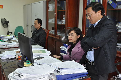Cán bộ công chức Cục Thuế Hà Nam luôn tập trung rà soát các khoản nợ thuế, từ đó phân loại và đưa ra các biện pháp phù hợp thu hồi nợ thuế giúp tăng thu ngân sách. Ảnh: T.M