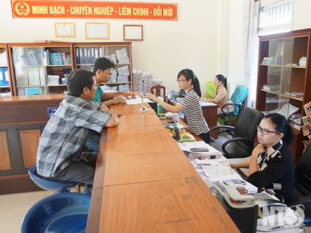 Cán bộ Cục Thuế Ninh Thuận hỗ trợ NNT thực hiện quyết toán thuế. Ảnh: Xuân Bính