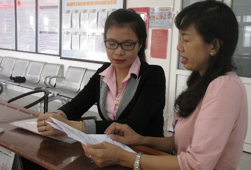 Cán bộ Cục Thuế tỉnh hướng dẫn chính sách thuế cho người nộp thuế. Ảnh: Thanh Tuyền
