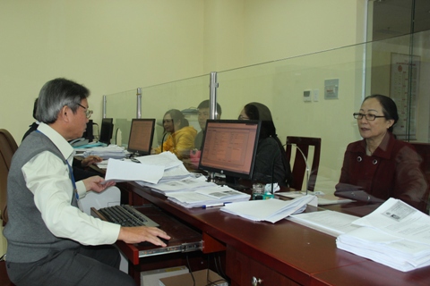 Làm thủ tục thuế tại Chi cục Thuế TP.Buôn Ma Thuột (Đắk Lắk). Ảnh: NM.