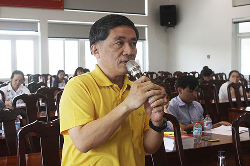 Đại diện doanh nghiệp đặt câu hỏi đối thoại với Cục Thuế Long An. Ảnh: Tuấn Phương