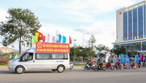 Cán bộ, công chức Cục Thuế Ninh Thuận ra quân tuyên truyền thu ngân sách. T. Văn