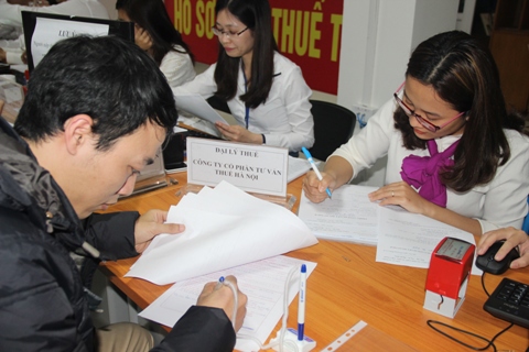 Đại lý thuế phối hợp với Cục Thuế Hà Nội hỗ trợ quyết toán thuế năm 2017. Ảnh: NM.