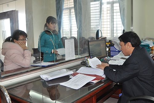 Bộ phận một cửa Cục Thuế Hà Nam hỗ trợ doanh nghiệp thực hiện chính sách thuế. Ảnh: Tuấn Văn