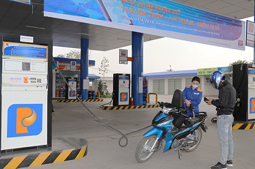 Hoạt động kinh doanh xăng, dầu tại Cửa hàng kinh doanh số 1, Công ty Xăng dầu Phú Thọ. Ảnh: Hà Linh