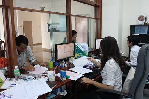 Bộ phận một cửa Cục Thuế Khánh Hòa hỗ trợ DN thực hiện nghĩa vụ thuế. Ảnh: Tuấn Tú
