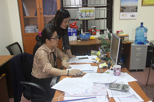 Cán bộ, công chức cơ quan thuế tập trung rà soát các khoản nợ thuế từ đó đề ra giải pháp thu hồi nợ thu đúng thu đủ tiền thuế vào ngân sách. Ảnh: Tuấn Nguyễn