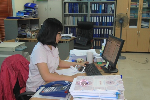 Cán bộ Cục Thuế Yên Bái rà soát các DN còn nợ thuế, từ đó đề ra các giải pháp thu đúng thu đủ tiền thuế vào ngân sách. Ảnh: Tuấn Nguyễn