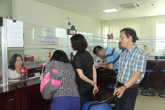 Làm thủ tục hành chính thuế tại Trung tâm hành chính công TP.Huế. Ảnh: NM.