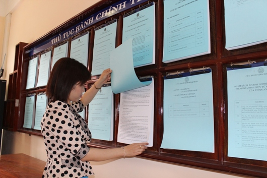 Niêm yết công khai thủ tục hành chính thuế tại bộ phận "một cửa" Cục Thuế Đồng Tháp. Ảnh: NM.