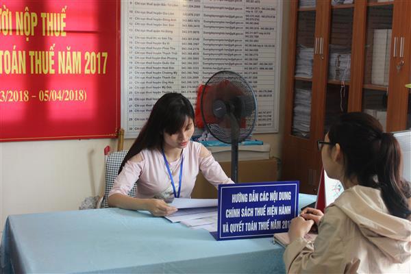  Khai thuế GTGT, thuế TNCN theo phương thức điện tử sẽ không cần phải đến cơ quan Thuế trong giờ hành chính. Ảnh TL. 