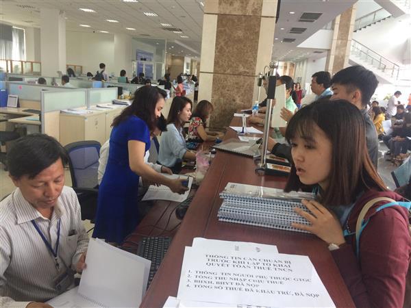 Làm thủ tục tại Cục Thuế TP.HCM. Ảnh: Nguyễn Huế.
