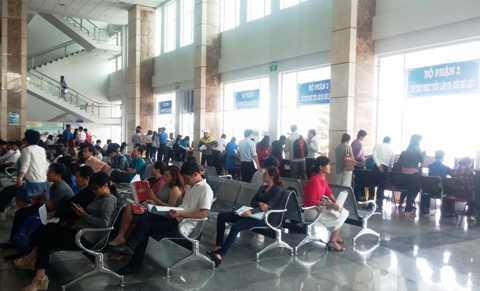 Doanh nghiệp làm thủ tục kê khai, nộp thuế tại Cục Thuế TP. Hồ Chí Minh. Ảnh Đỗ Doãn