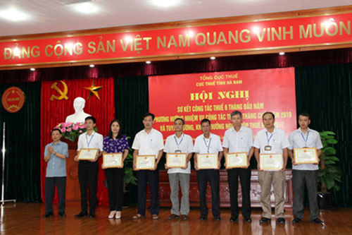 Nhờ hoàn thành tốt nhiệm vụ nhiều cá nhân Cục Thuế Hà Nam được nhận bằng khen của Bộ Tài chính, Tổng cục Thuế và UBND tỉnh. Ảnh: Lê Huệ