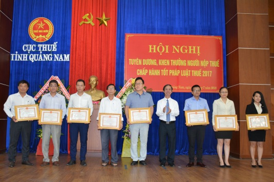 Ông Võ Hồng (thứ 4, từ phải sang), Thường vụ tỉnh ủy - Phó Chủ tịch thường trực HĐND tỉnh Quảng Nam tặng Bằng khen của UBND tỉnh Quảng Nam cho các doanh nghiệp. Ảnh: VD.