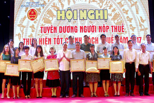 Lãnh đạo UBND tỉnh Ninh Bình trao bằng khen cho các doanh nghiệp và 1 hộ kinh doanh thực hiện tốt chính sách thuế. Ảnh: Mạnh Huy