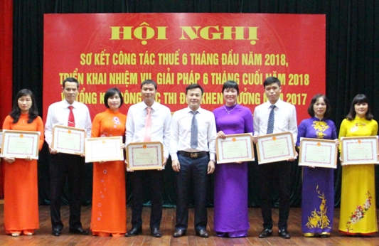 Lãnh đạo Cục Thuế Tuyên Quang trao phần thưởng thi đua của Bộ Tài chính, Tổng cục Thuế và Cục Thuế cho tập thể, cá nhân hoàn thành xuất sắc nhiệm vụ năm 2017. Ảnh: Ngọc Lân.