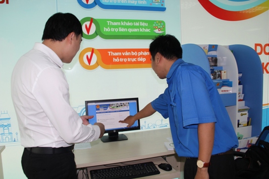 Hướng dẫn các dịch vụ hỗ trợ người nộp thuế tại Cục Thuế TP.Hồ Chí Minh. Ảnh: NM.