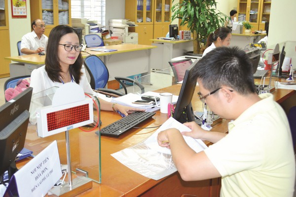 Những DN bị nêu tên đã có động thái tích cực hơn trong việc nộp thuế. Trong ảnh: Hoạt động nghiệp vụ tại Chi cục Thuế quận Đống Đa-Hà Nội. Ảnh: TL.
