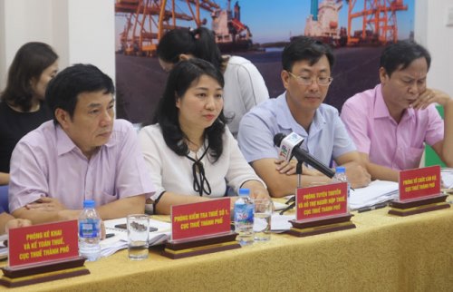Đại diện các phòng chức năng Cục Thuế Hải Phòng tham gia trả lời trực tuyến về chính sách thuế cho DN và NNT trên địa bàn thành phố. Ảnh: T.N