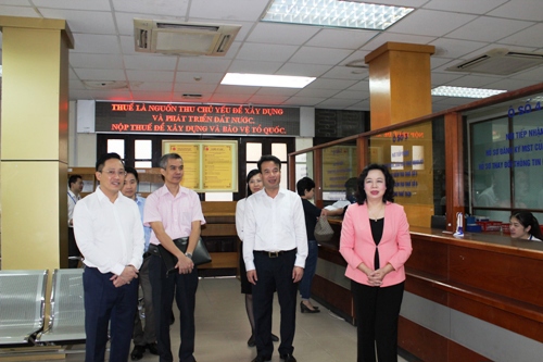 Bà Ngô Thị Thanh Hằng (phải), Phó Bí thư thường trực Thành ủy Hà Nội cùng đoàn công tác kiểm tra công tác cải cách thủ tục hành chính tại Cục Thuế TP. Hà Nội. Ảnh: NM.