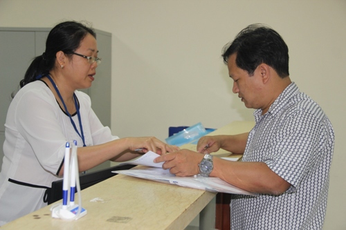 Hướng dẫn người nộp thuế làm thủ tục hành chính thuế tại bộ phận "một cửa" Cục Thuế Đà Nẵng. Ảnh: NM.