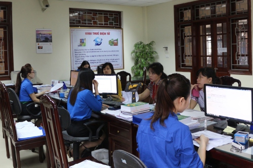 Tiếp nhận thủ tục hành chính thuế tại bộ phận "một cửa" Cục Thuế Cao Bằng. Ảnh: NTM.