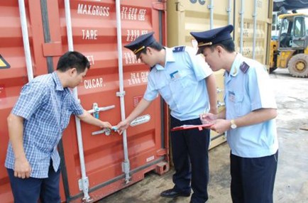Tặng giấy khen 5 cán bộ công chức hải quan