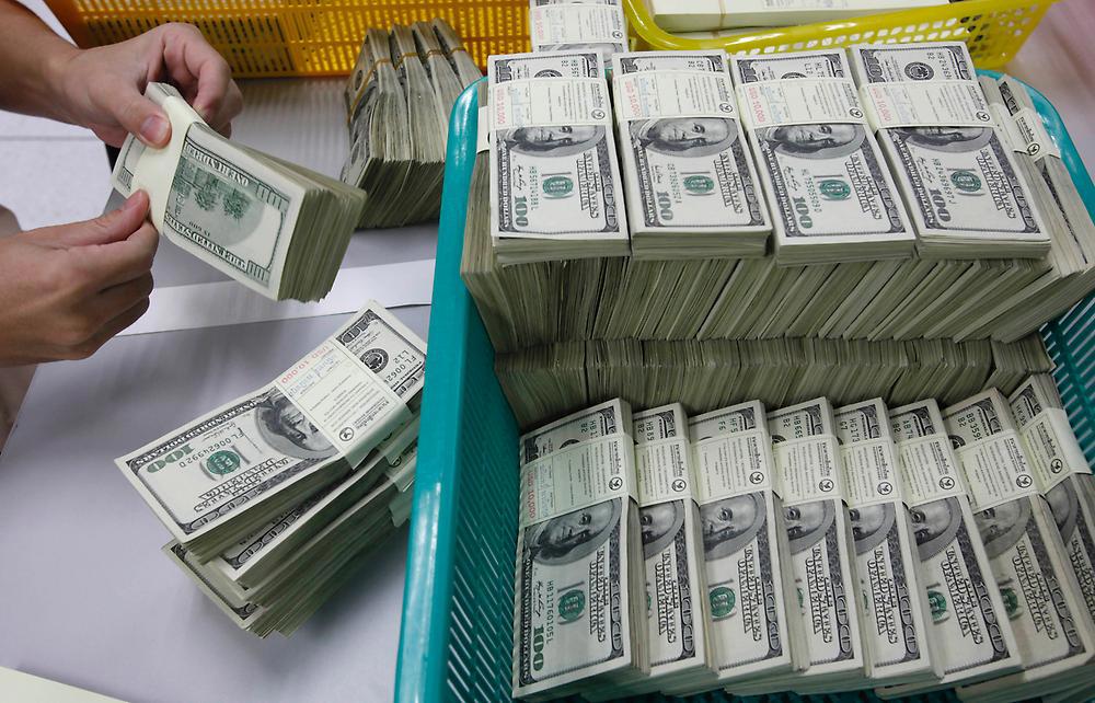 Năm 2012: Phấn đấu nợ công giảm còn khoảng 60,2% GDP