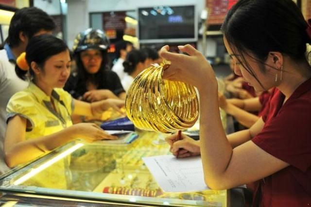 Giá vàng rập rình theo đồn đoán về lãi suất đôla