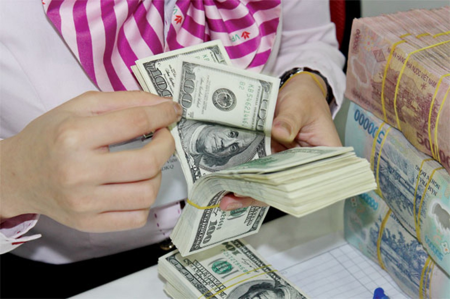 Nhiều ngân hàng giảm nhẹ tỷ giá