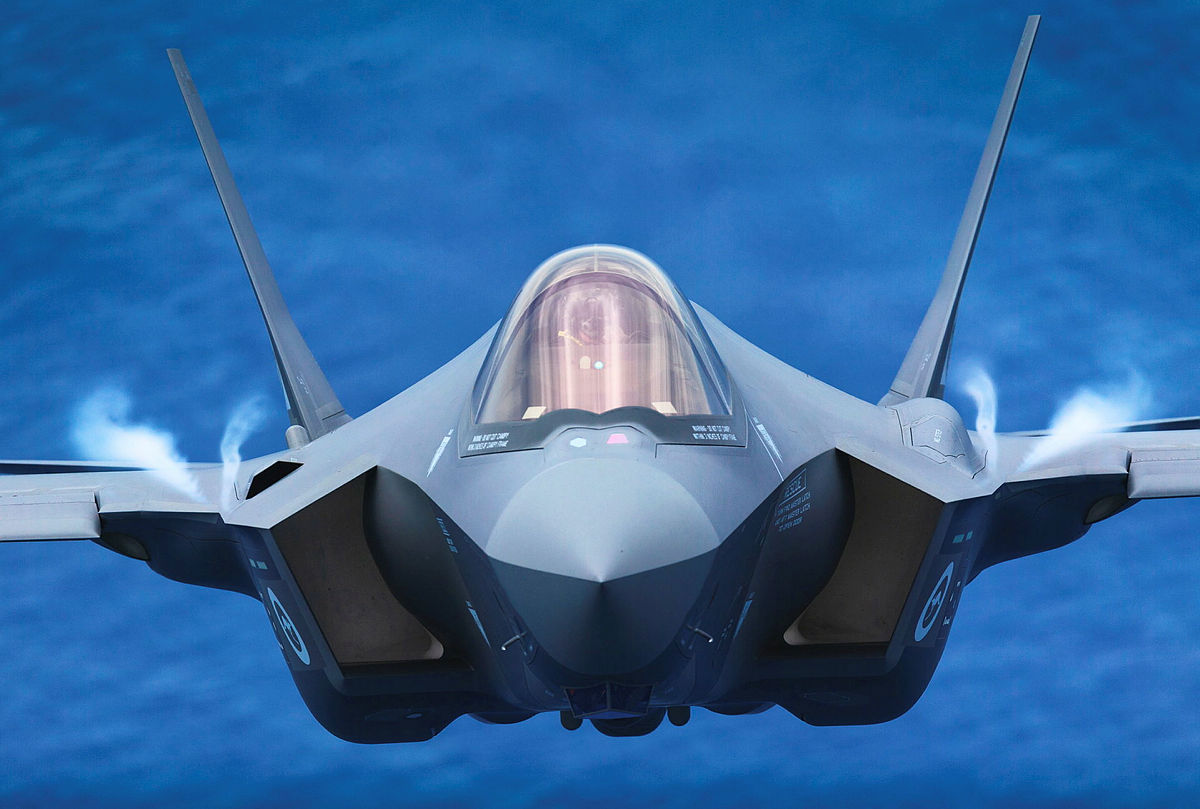 Tiêm kích tàng hình F-35 bảo vệ các chuyến bay chở vũ khí cho Ukraine