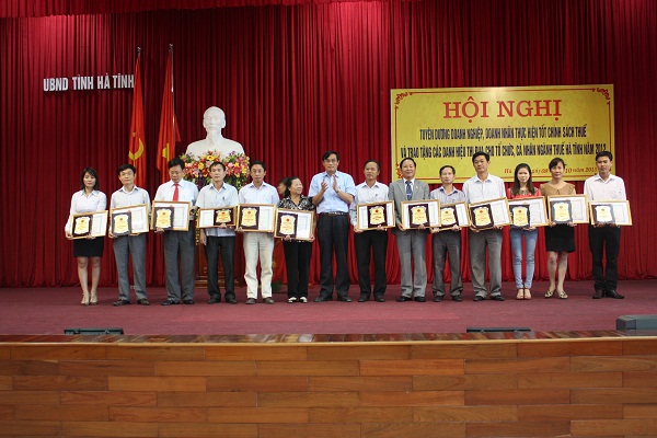 Cục Thuế Hà Tĩnh  tôn vinh 165 doanh nghiệp nộp thuế tốt 