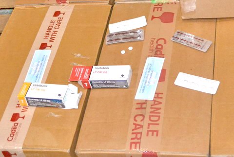 Bắt giữ lô hàng 30.000 viên thuốc gây nghiện quá cảnh qua Tân Sơn Nhất