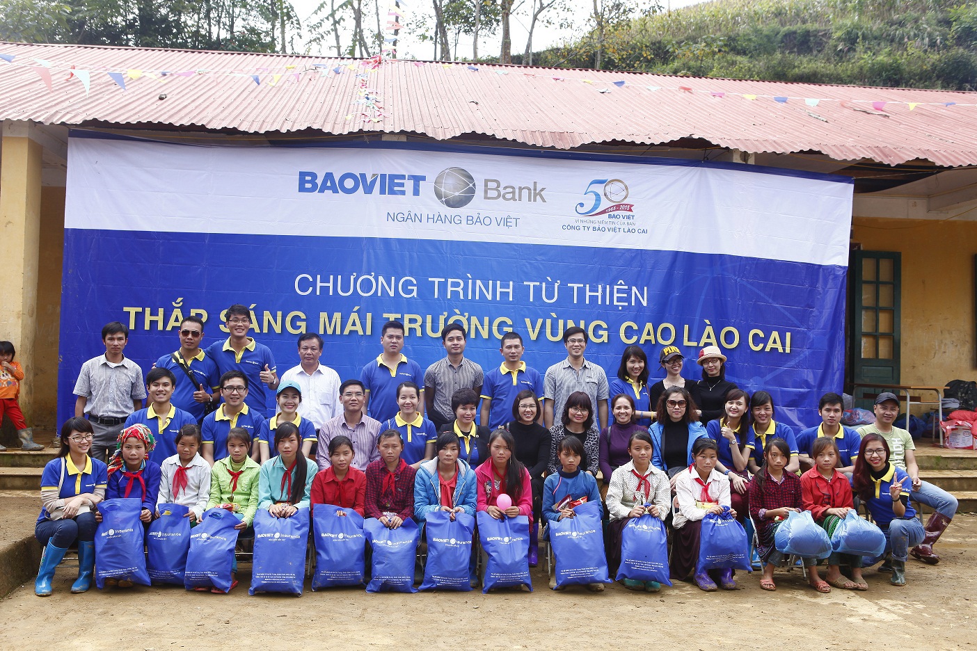  BAOVIET Bank thắp sáng mái trường vùng cao
